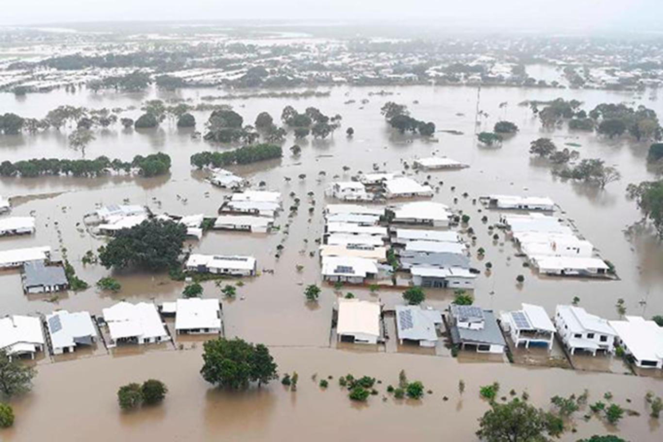 Sel nedeniyle yüzlerce ev sular altında kaldı